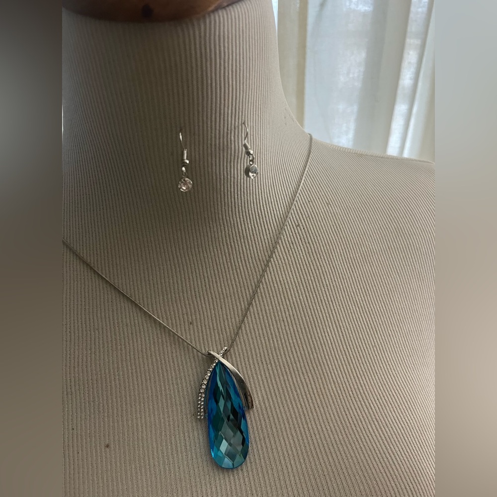 Beautiful silver necklace with blue clear pendant & earrings